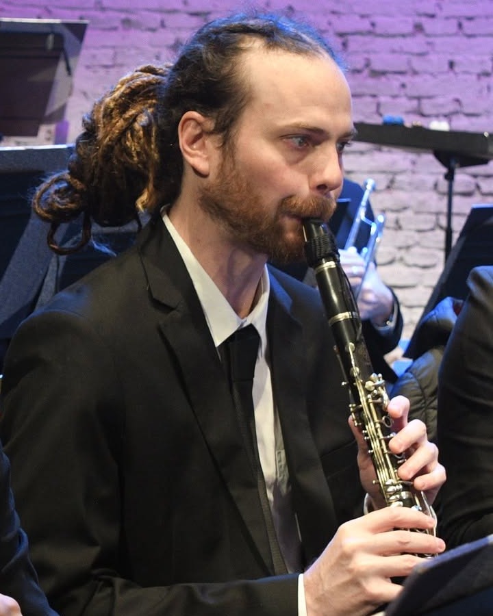 Segundo playing clarinet in concert with the Mar del Plata Municipal Symphonic Band